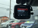 最近では付いてる車も多くなってきました。中古車ではまだまだ付いていればラッキーなドライブレコーダーです♪