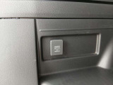 トランク左壁には充電ができる差込口があります!
