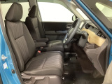 女性でも運転がしやすいように、シートの高さ調整機能(シートリフター)がついています。運転席と助手席の間が空いている為、助手席側への移動がスムーズです。交通量の多い道でも助手席側から乗り降りができます。