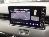 バックギアに入れますとご覧のような画像に自動的に切り替わります。車庫入れ時に役立ちます。