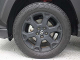 マットブラック塗装の18インチ専用アルミホイールが装着されています。タイヤサイズ225/60R18