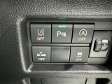 コーナーセンサーを車の前後に装備。障害物までの距離に応じて警告音を変えてお知らせ。縦列駐車時や駐車場・車庫などでの取り回しをサポートします。詳細は販売店スタッフまでおたずねください。