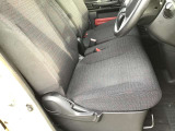 運転席助手席はベンチシートになっており、広々座れます☆