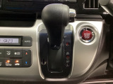 CVT車のセレクトレバーです。低速から高速まで、変速ショックのないスムーズな走りを実現するとともに、エンジン効率のよい領域を維持することで燃費にも貢献します。