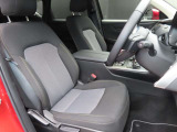 MAZDA自慢の大柄なシートが、しっかりと身体を支えます。大型シートフレームとやや硬めのクッション材が無駄な沈み込みを抑え、路面状況も掴みやすくなっています。