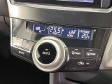 【オートエアコン】一度お好みの温度に設定すれば、車内の温度を検知し風量や温度を自動で調整。暑い&hellip;寒い&hellip;と何度もスイッチ操作をする必要はありません。快適な車内空間には必須の機能ですね♪