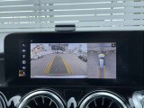 【360&deg;カメラシステム】4つのカメラにより、車両周囲を俯瞰で確認することができます。カメラの呼び起しは手動でも可能ですので、狭い道でも安心してお乗りいただけます。