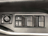 パワーウィンドのスイッチです。運転席に座りながら、助手席や後席の窓を開け閉めできるので大変便利ですよ。