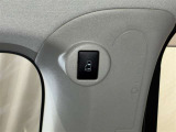 電動スライドドアの開閉スイッチです!車内2カ所にあって、運転席からも後部座席からも操作ができてとっても便利ですね♪