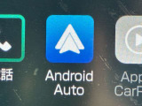Android Auto(アンドロイドオート)です。USBまたはWi-Fiに接続してカーナビ画面でスマホアプリを使える機能です。
