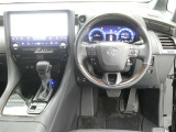 【徹底洗浄クリーニング実施済】運転席からの視界はこんな感じです☆お気軽にご来店いただき、実際に座って是非お確かめください。ドライバーに寄り添う快適な操作フィールをもたらすステアリングです。