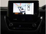 サイドクリアランスビュー表示中に、旋回時の運転操作に合わせて自動で車両を斜め後方から見たような映像を表示。