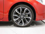 タイヤサイズは(225/40R18)で純正アルミホイールです。