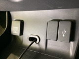 アクセサリーソケットはUSBのアダプターなどをつければ、スマホの充電にも使えます。横にはナビゲーション用の外部入力可能なUSB端子がついており、周辺には物が置けるトレーがついています。