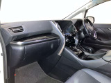 運転席周りのレイアウトをご覧ください。ナビゲーションが綺麗に装着されすっきり収まってますね!