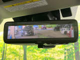 【スマートリヤビューミラー】後席の大きな荷物や同乗者で後方が確認しづらい時でも安心!カメラが撮影した車両後方の映像をルームミラー内に表示。クリアな視界で状況の確認が可能です!