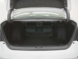トランクスルー機構で長さのある荷物も収納可能です。