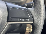 運転席廻りは手が届くところに収納スペースを確保しており、