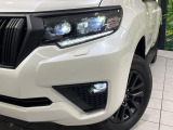 【LEDヘッドライト】悪天候や夜間走行時も良好な視界を確保し安心して運転できる高輝度LEDヘッドライトを装備!点灯速度が早く、消費電力も抑えられています。