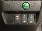 Hondaセンシング用の、VSA(ABS+TCS+横滑り抑制)解除と路外逸脱抑制機能のオンオフスイッチなどはハンドルの右側に装備しています。燃費に役立つECONボタンもここです。