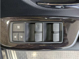 パワーウィンドウのスイッチですよ。 運転席に居ながら窓を開け閉めのコントロールできますよ。 ロック機能で、子供がイタズラして窓を開けるという事も無くなりますよ。