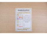 【車輌検査証明書】店頭にてクルマの状態が一目で分かる検査証明書を公開中。トヨタ認定検査員が厳しく査定し、状態を点数と図解で表示しています。修復歴はもちろん、傷やヘコミの箇所や程度がご確認いただけます。