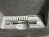 【ETC】有料道路を利用する際に料金所で停止することなく通過できる、ETC車載器(ノンストップ自動料金収受システム機器)が装備されています。セットアップを行うことで利用可能になります。