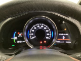 ハイブリット車専用のメーターです。中央のスピードメーターより左右のサブデスプレイで燃費や動力伝達などの情報が見れるようになっています。