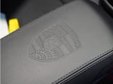 センターコンソールアームレストのポルシェクレストエンボス加工
