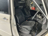 運転席まわりです。運転席からの視界が左右に広く隅々まではっきりと見渡せます!クルマの前端も把握しやすく安心して運転できます!