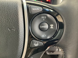 ハンドルにHondaセンシング系のクルーズコントロールやレーンキープアシストなどの操作スイッチが装備されています。ハンドルから手を離さず安全に操作できます。