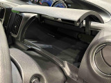 運転席インパネアッパーボックスは小物や薄型ティッシュBOXの収納に便利です。