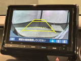 リバースギアに入れるだけで後方の表示へ切り替わります。夜間や雨の日の駐車も楽になりますよ。