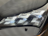 【三眼LEDヘッドライト】スタイリッシュな見た目の三眼LEDヘッドライトを装備♪スタイルだけでなく、夜間の走行も視界良好で安心してお乗りいただけます。