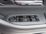 運転席のパワーウインドースイッチ部です。頻繁に触れる場所こそ、使用状況が出ますよね。