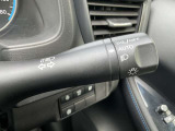 オートライトとは、自動車に装着された自動点灯式ライトのことです。周囲が暗くなるとライトが自動で点灯し、明るくなると自動で消灯する機能を持っています。