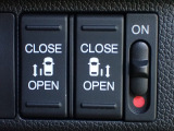 運転席からもスライドドアをボタン操作でスピーディーに開閉できます!またスマートキーでも操作できるので便利です。