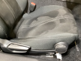 運転席にはドライバーの体型や好みに応じて前後方向だけでなく、座面前方の高さの調整ができるシートリフターを装備!