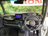 まぶしい日差しをやわらげる、青色のハーフシェイドフロントウィンドウがついています。また、プラズマクラスター技術搭載フルオートエアコンで快適です。
