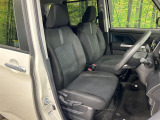 運転席まわりには十分なスペースがあり、大柄な方でもゆったり運転していただける環境です。