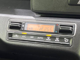 【オートエアコン】一度お好みの温度に設定すれば、車内の温度を検知し風量や温度を自動で調整。暑い&hellip;寒い&hellip;と何度もスイッチ操作をする必要はありません。快適な車内空間には必須の機能ですね♪