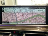 BMWのナビゲーションは操作性も良く、詳細な地図情報と交通状況を見やすく表示し、快適なドライビングをサポートしながら目的地までナビゲートします。