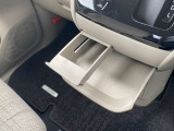 インストセンターロアBOX・グローブBOX・カップホルダー付きインストセンタースライドトレイ等、車内に持ち込んだ小物やドリンクが片付く収納も充実です。
