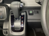 CVT車のセレクトレバーです。低速から高速まで、変速ショックのないスムーズな走りを実現するとともに、エンジン効率のよい領域を維持することで燃費にも貢献します。