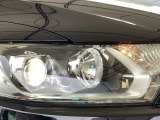 明るく白い光のLEDヘッドライトにより、夜間でも遠くまで見通しやすく、安全性が高まります。