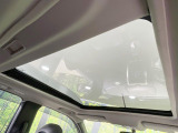 【ガラスルーフ】ガラスルーフ搭載で車内の解放感が一気にアップ!開放的なドライブをお楽しみいただけます。
