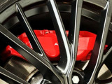 Brembo製アルミモノブロック4POTレッドブレーキキャリパー 前後ベンチレーテッドブレーキローター/アルミ合金ハブ フロントブレーキクーリングダクト