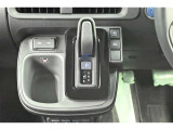 ハイブリッドカーですが運転操作は普通の車と変わりませんのでご安心ください。操作方法はスタッフが説明いたしますのでお気軽にご質問ください