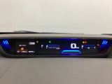 デジタル表示のスピードメーターとタコメーターを大きく配した見やすいメーター部になっています。左側のインフォメーション画面でオドメーターや燃費などの情報を確認できます。