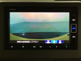 ギヤをR(バック)に入れるとナビの画面に後ろの映像が映るリアカメラ付です。後退時、コンディションが悪い視界でもカラーバックモニターがドライバーをサポートします。
